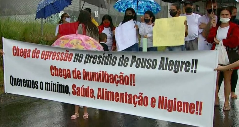 Mulheres fazem manifestação pedindo melhores para detentos no presídio de Pouso Alegre — Foto: Reprodução EPTV