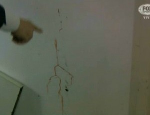 Dirigente do Tigre mostra sangue na parede do vestiário do time no Morumbi (Foto: Reprodução / Fox Sports)