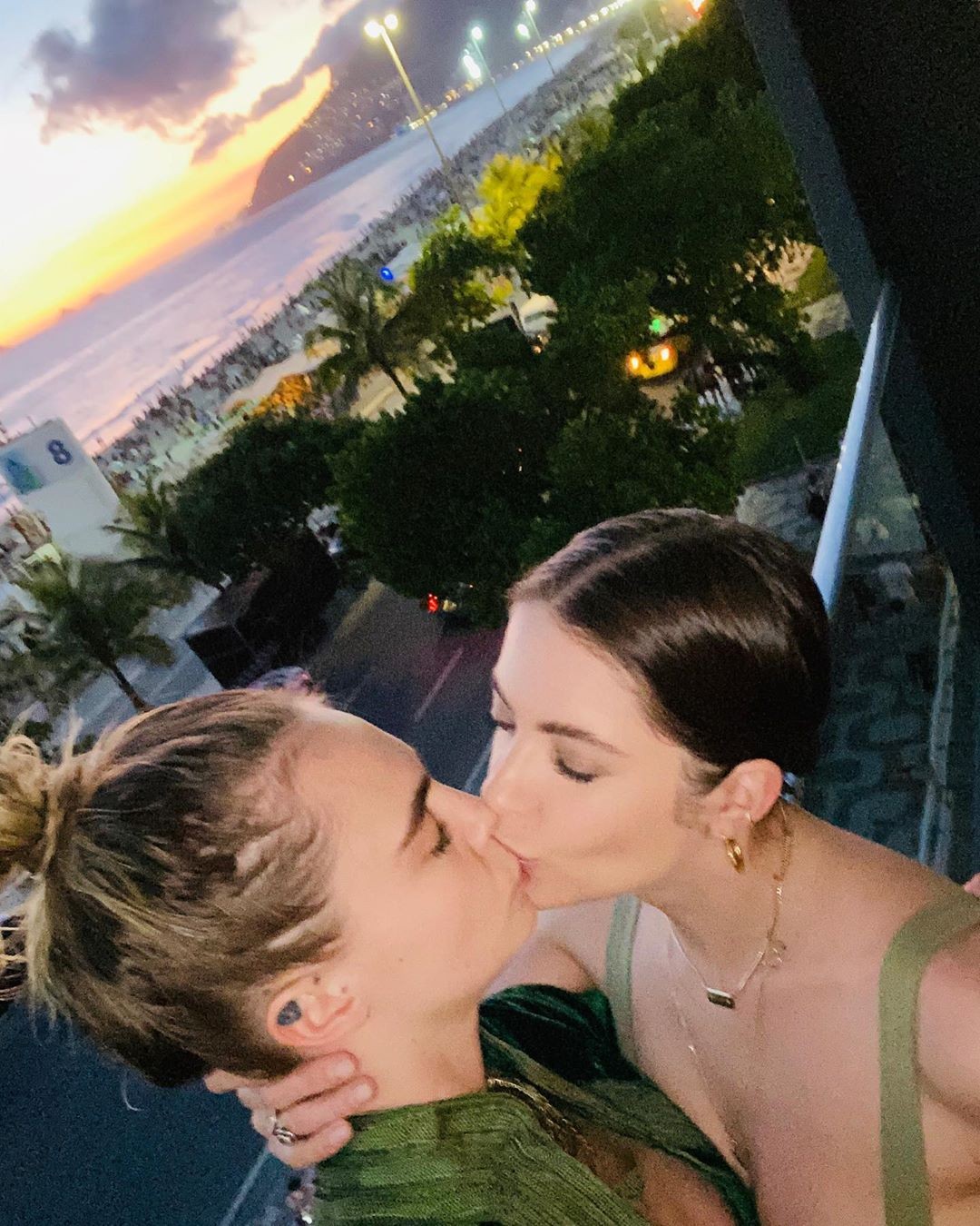 Cara Delevingne e Ashley Benson dão beijo no Valentine's Day (Foto: Reprodução/Instagram)