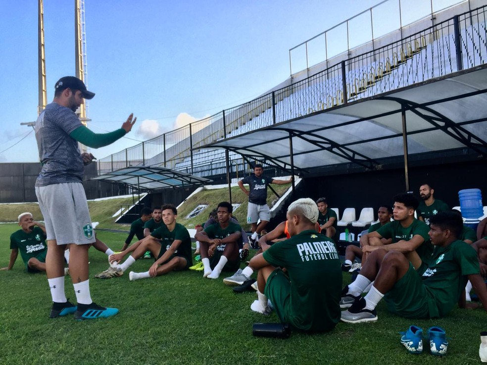 Hugo Chacon fala com jogadores antes de treinamento no Frasqueirão — Foto: Diego Simonetti