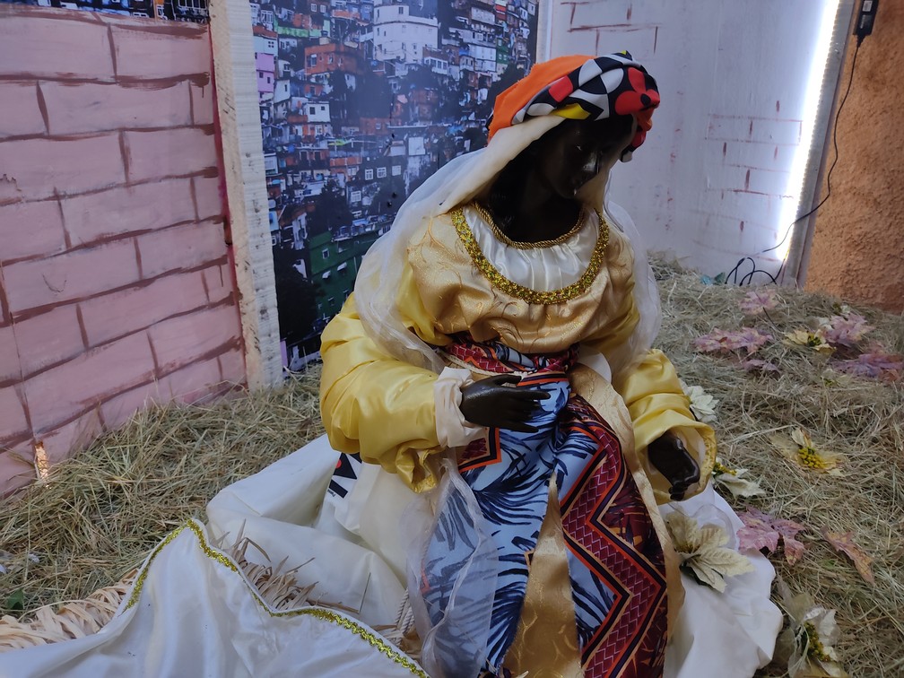Presépio é montado com Jesus e Maria negros na Paróquia de Santa Rita de Cássia — Foto: Aline Costa/G1 