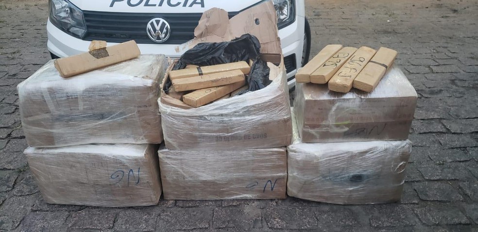 Polícia prende dupla e apreende centenas de tijolos de maconha na Rodovia Castello Branco — Foto: Polícia Militar/Divulgação