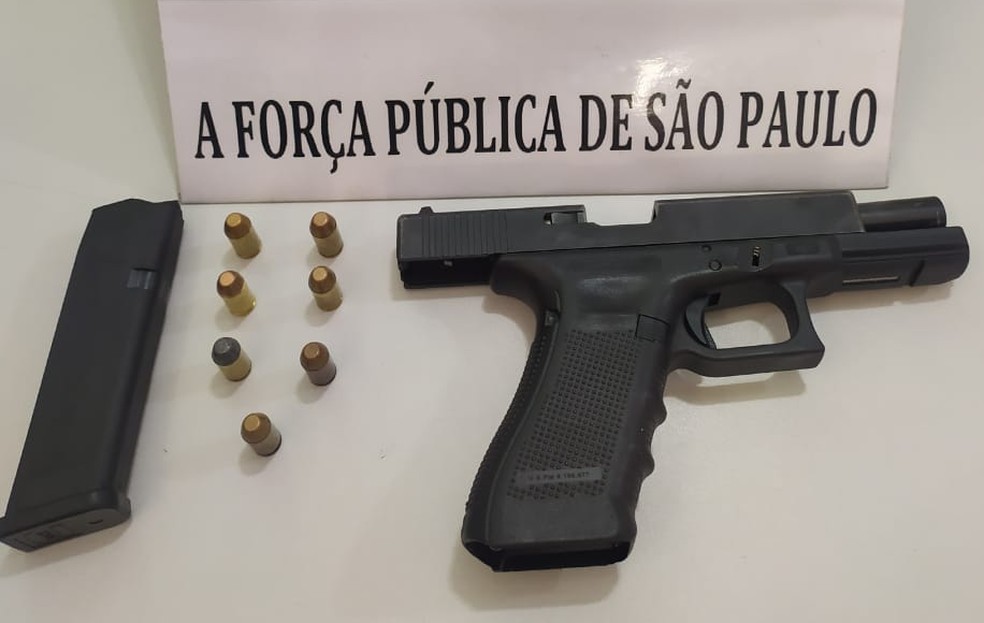 Policiais conseguiram apreender uma arma calibre .40 e sete muni&ccedil;&otilde;es &mdash; Foto: Divulga&ccedil;&atilde;o/Pol&iacute;cia Militar