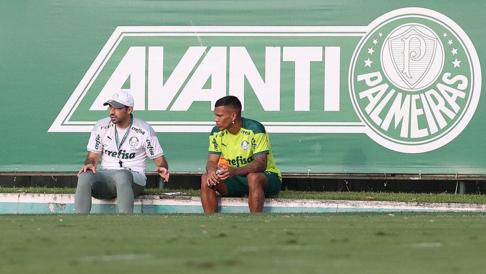 Gabriel Veron e Abel Ferreira na Academia do Palmeiras, no último sábado — Foto: Cesar Greco / Ag. Palmeiras