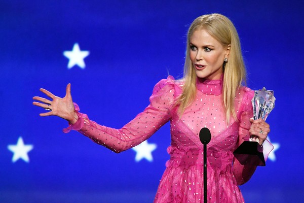 A atriz Nicole Kidman durante seu discurso de agradecimento no Critics Choice Award 2018 (Foto: Getty Images)