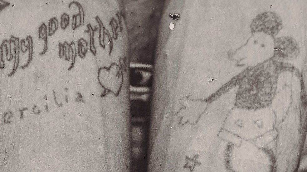 Mickey Mouse, icônico personagem de Walt Disney, tatuado nos braços de um marinheiro paulista na década de 1930 — Foto: Divulgação - Editora Veneta