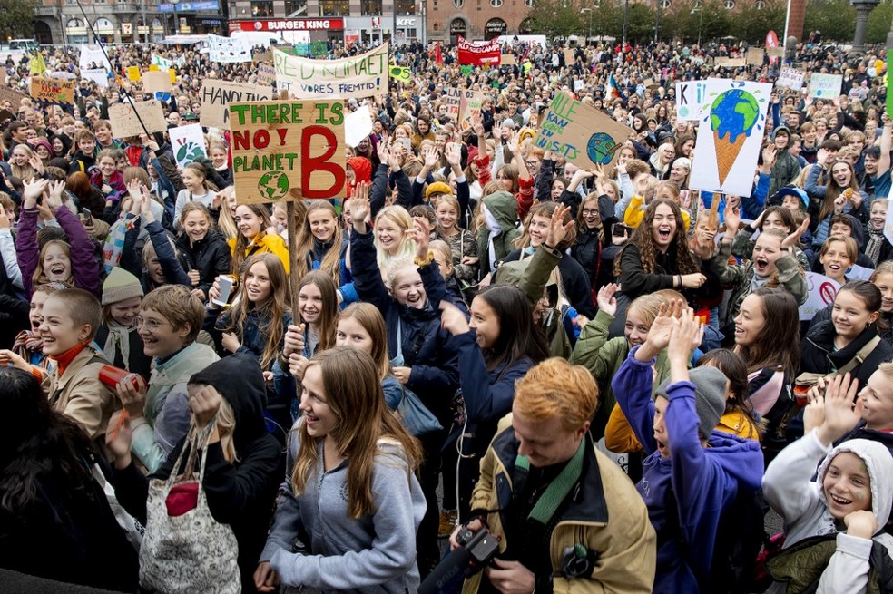 Greve pelo Clima: Na Dinamarca, houve protesto em Copenhague contra as mudanças climáticas nesta sexta (20). — Foto: Nils Meilvang / Ritzau Scanpix / AFP