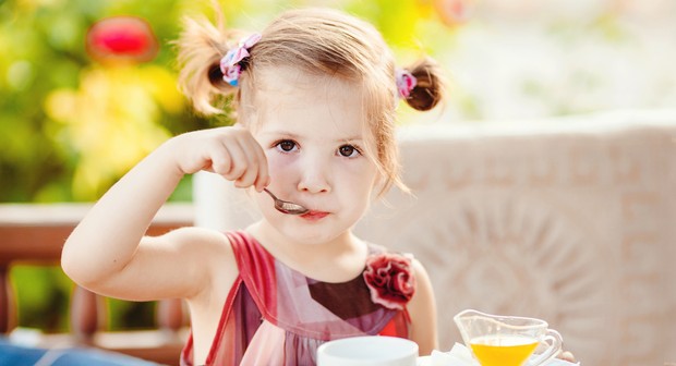 Criança tomando café da manhã (Foto: Shutterstock)