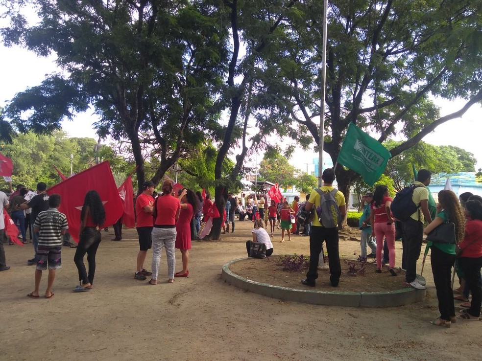 Concentração de militantes em favor de Lula na Praça do Centenário, em Maceió (Foto: Matheus Tenório/G1)