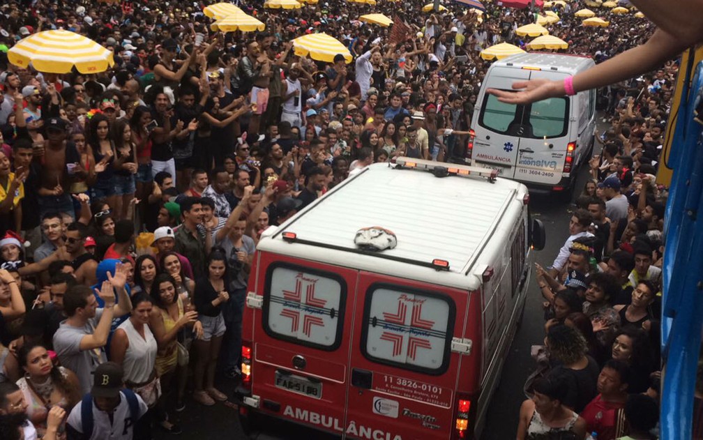 Ambulâncias passam entre os foliões em desfile de bloco Agrada Gregos na terça (Foto: Ana Carolina Moreno/G1)