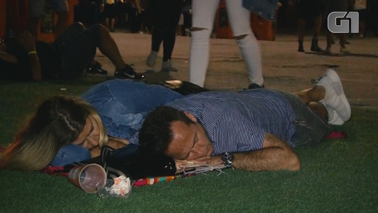 Soneca in Rio: gramado vira 'cama' para público do festival descansar entre shows