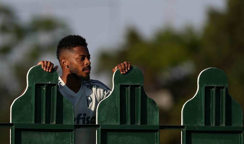 Desfalque pela manhã, Michel Bastos volta a treinar com o elenco do Palmeiras