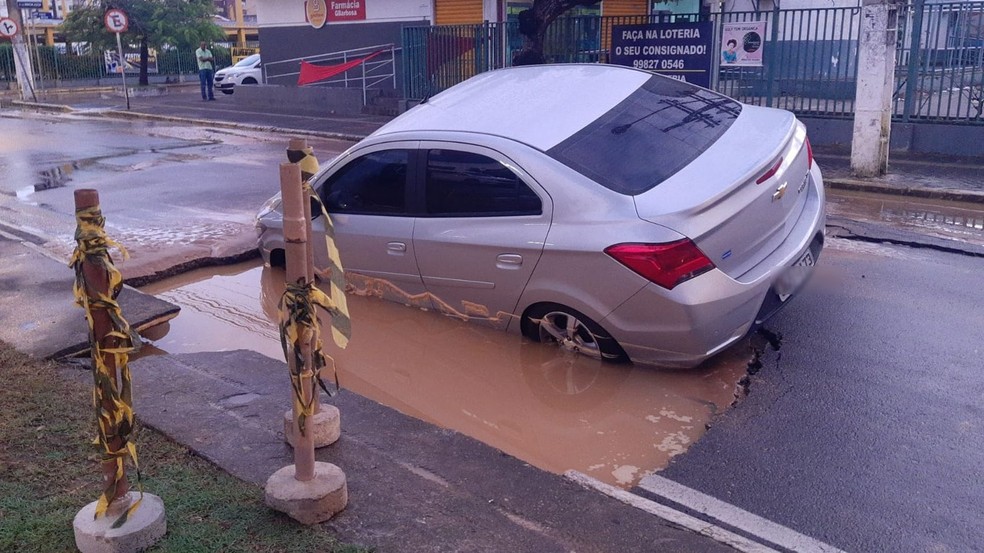 Carro caiu na cratera — Foto: Anderson Barbosa/TV Sergipe
