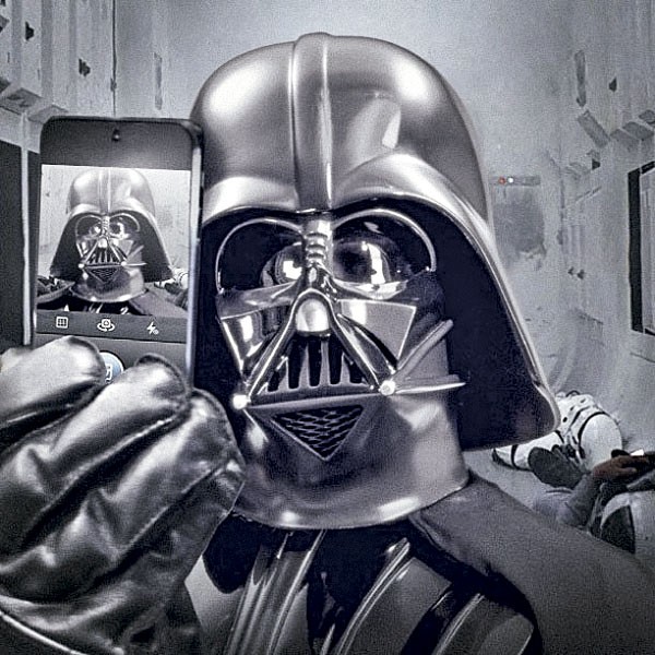 2013 foi também o ano em que Darth Vader tirou um selfie. A foto inaugurou a conta oficial da franquia Star Wars na rede social. (Foto: reprodução)