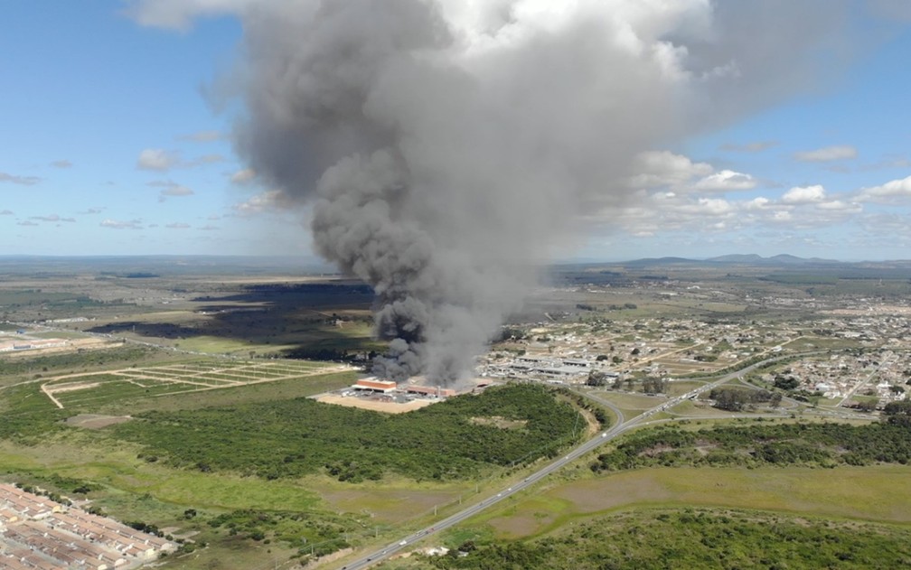 Supermercado atacadista é atingido por incêndio de grandes proporções na Bahia — Foto: Arquivo Pessoal/Hermano Marques