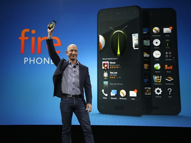 Jeff Bezos e o Fire Phone (Foto: AP)