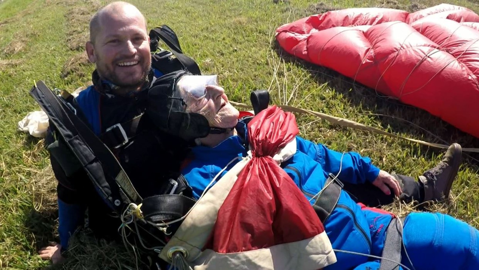 Tataravó salta de paraquedas 