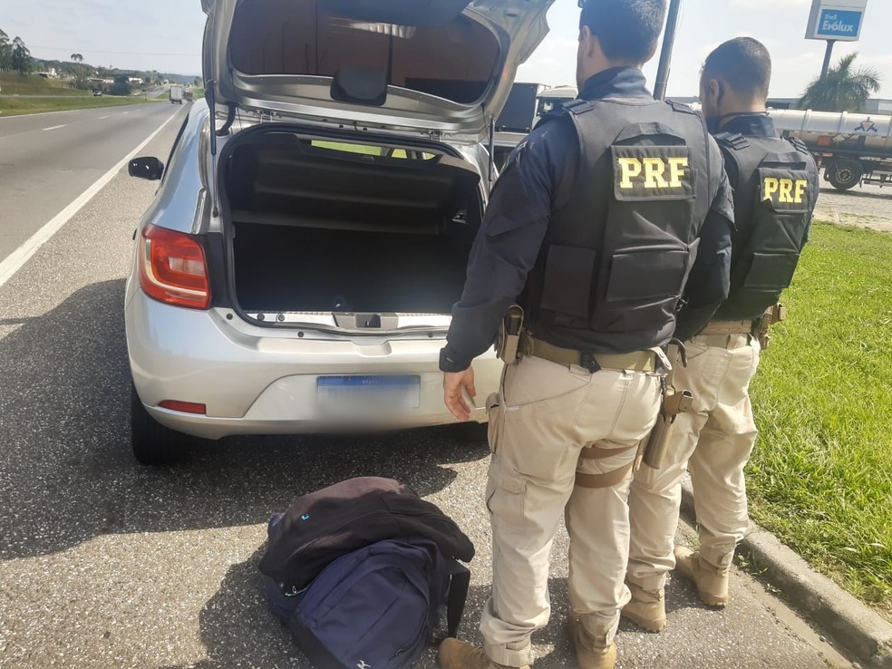 Carro foi usado durante um furto a um caixa eletrônico em Marília, SP — Foto: Divulgação/Polícia Rodoviária Federal