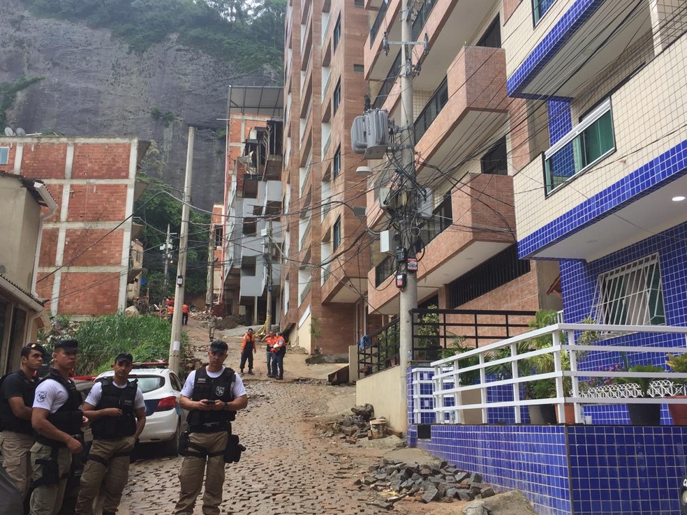 Buscas por desaparecidos segue pelo quarto dia na comunidade da Muzema, na Zona Oeste do Rio â Foto: Fernanda Rouvenat/ G1