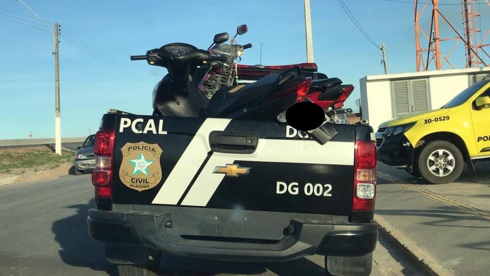 Motocicleta roubada foi apreendida pela polícia em Campo Alegre, Alagoas — Foto: Ascom/PC-AL
