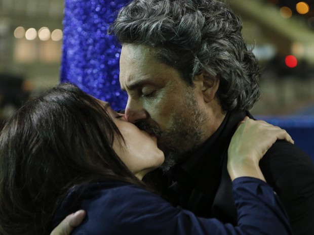 Após tiro, José Alfredo beija Cora (Foto: Felipe Monteiro/ Gshow)