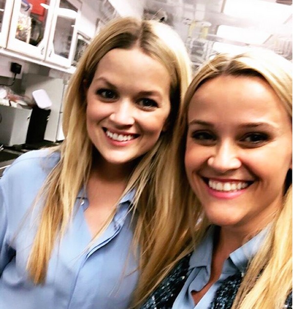 A atriz Reese Witherspoon ao lado de sua dublê, Marilee Lessley (Foto: Instagram)