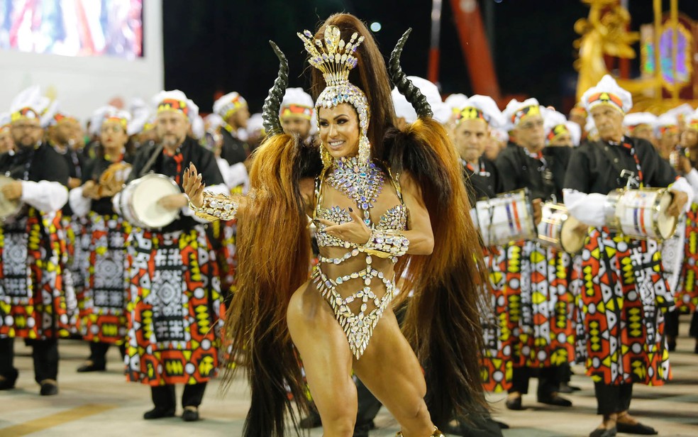 Gracyanne Barbosa é a rainha de bateria da União da Ilha — Foto: Marcos Serra Lima/G1
