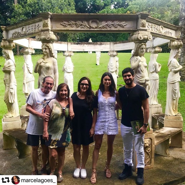 Família de Renato Goés com Thaila Ayala no Instituto Ricardo Brennand (Foto: Reprodução Instagram)
