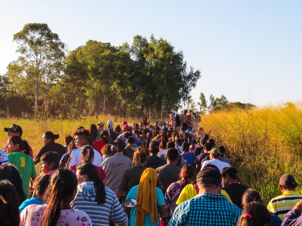 Vários indígenas foram ao enterro de indígena morto em conflito.  — Foto: Iara Cardoso/Reprodução