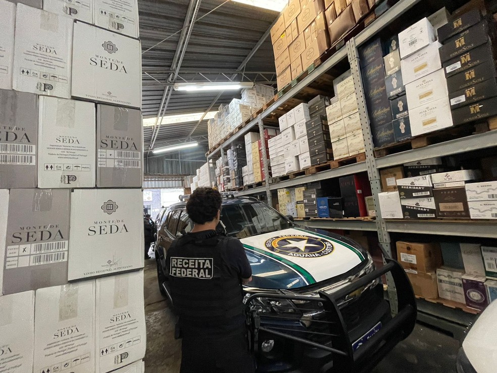 Operação da Receita Federal encontrou cerca de 20 mil vinhos importados clandestinamente em SP — Foto: Divulgação/Receita Federal