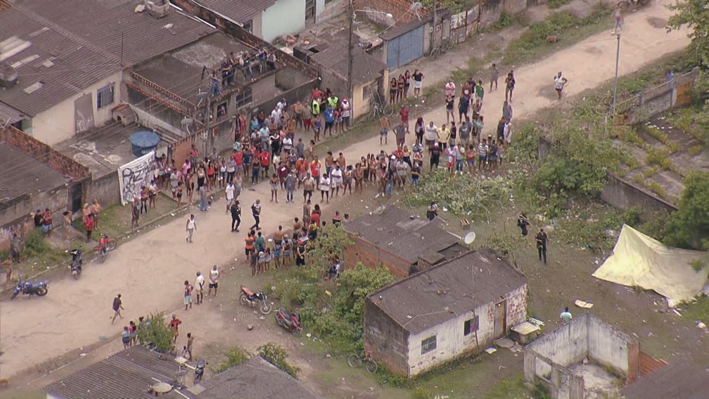 Policiais militares chegaram ao local onde moradores do Complexo do Salgueiro colocaram os corpos no fim da manhã — Foto: Reprodução/ TV Globo