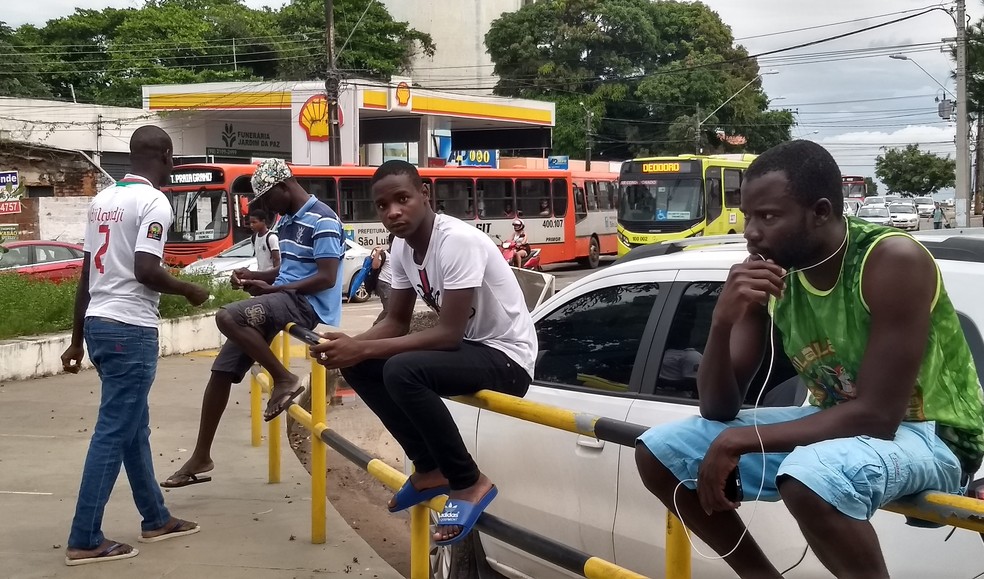 Refugiados africanos resgatados podem ser encontrados pelas ruas do centro de SÃ£o LuÃ­s (Foto: Rafael Cardoso/G1)