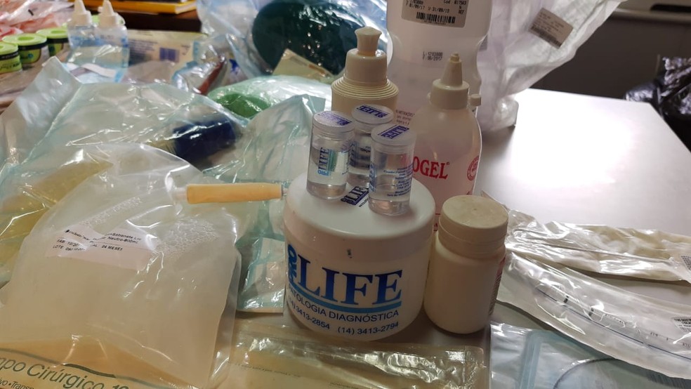 Fiscalização apreende material de saúde com validade vencida em hospital de Pirajuí — Foto: Fernando Savioli/TV TEM