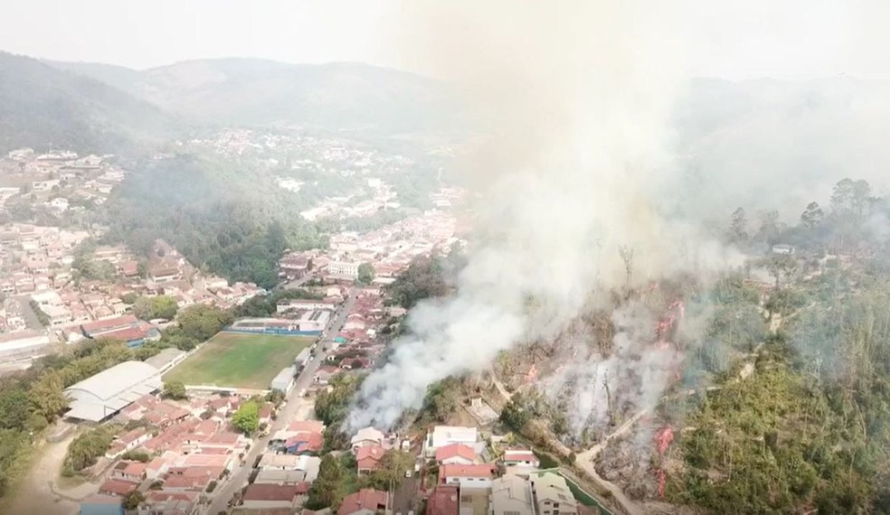 Imagem aérea mostra focos de incêndio em área de mata e na zona urbana de Monte Alegre do Sul (SP) — Foto: Arquivo pessoal