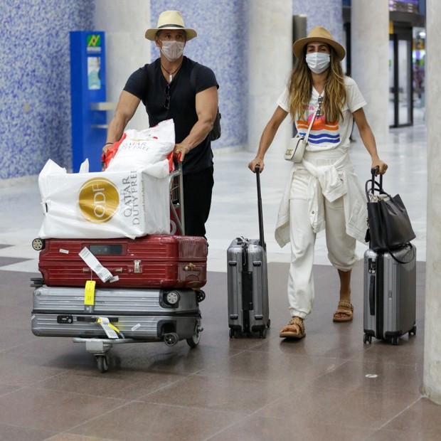 Marcio Garcia e Andréa Santa Rosa voltam ao Brasil após lua de mel no Egito (Foto: Victor Chapetta/ Agnews)