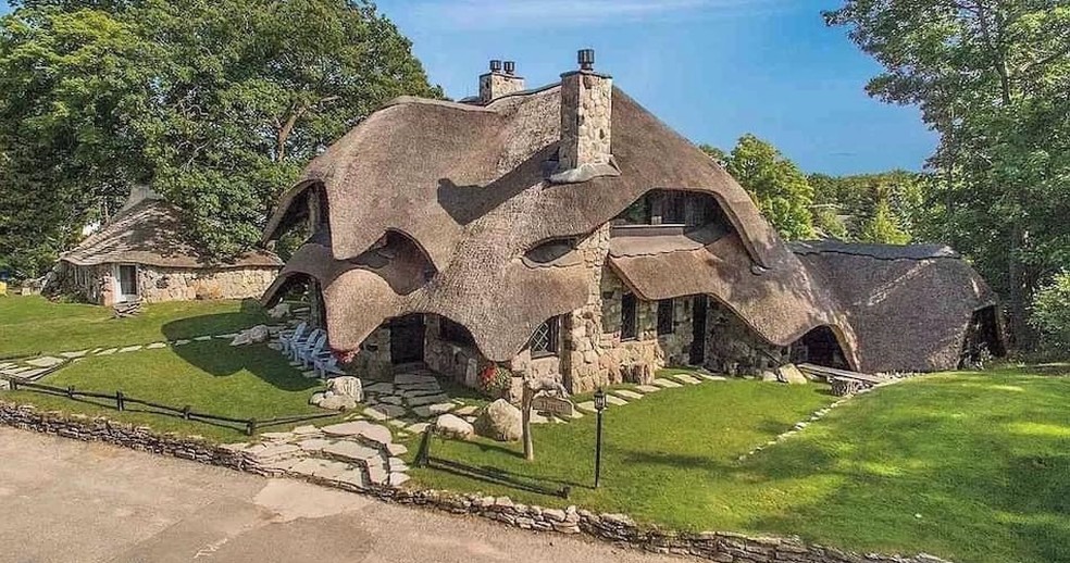 Linhas curvas no telhado e fachadas de pedras nestas casas em Charlevoix, no Michigan &mdash; Foto: Reprodu&ccedil;&atilde;o/Instagram @streamlineltd