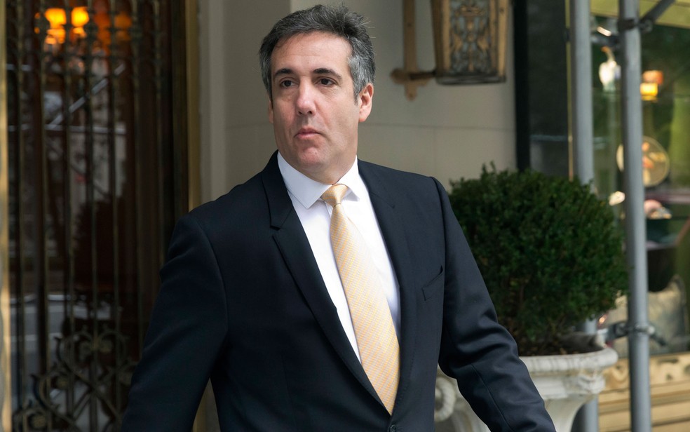 Michael Cohen, ex-advogado de Donald Trump, deixa seu prédio para audiência em corte federal em Manhattan, Nova York, na terça-feira (21) (Foto: AP Photo/Richard Drew)