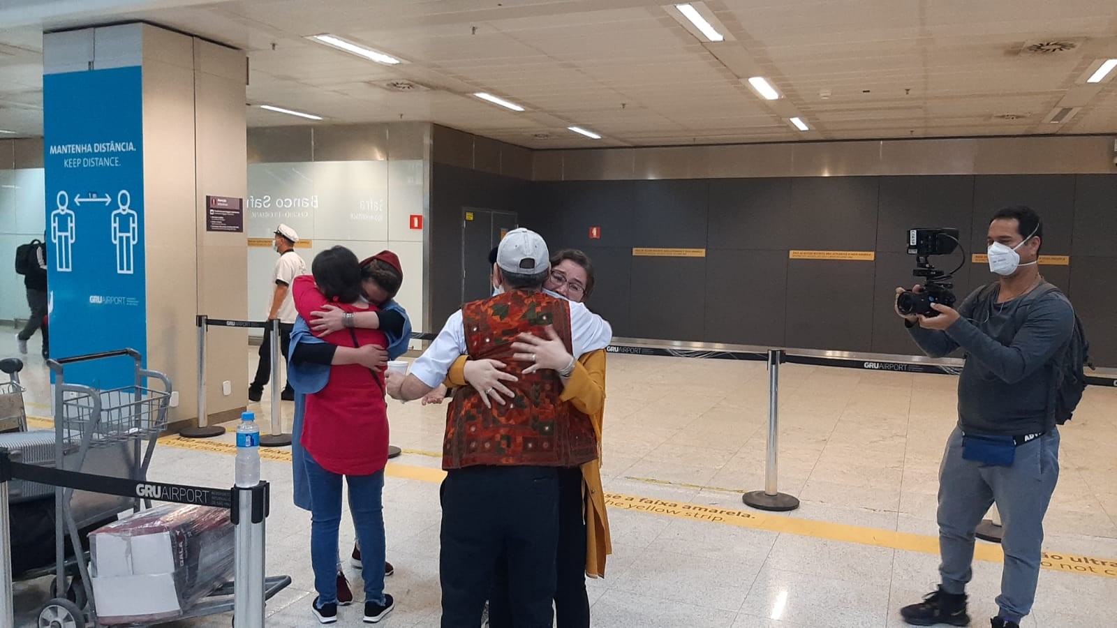 Filhos afegãos reencontram pais no Brasil após seis meses de fuga do Talibã