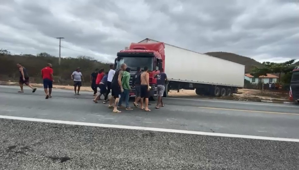 Carreta interdita BR-116 e causa congestionamento de mais de 10 km na Bahia — Foto: Reprodução/TV Bahia