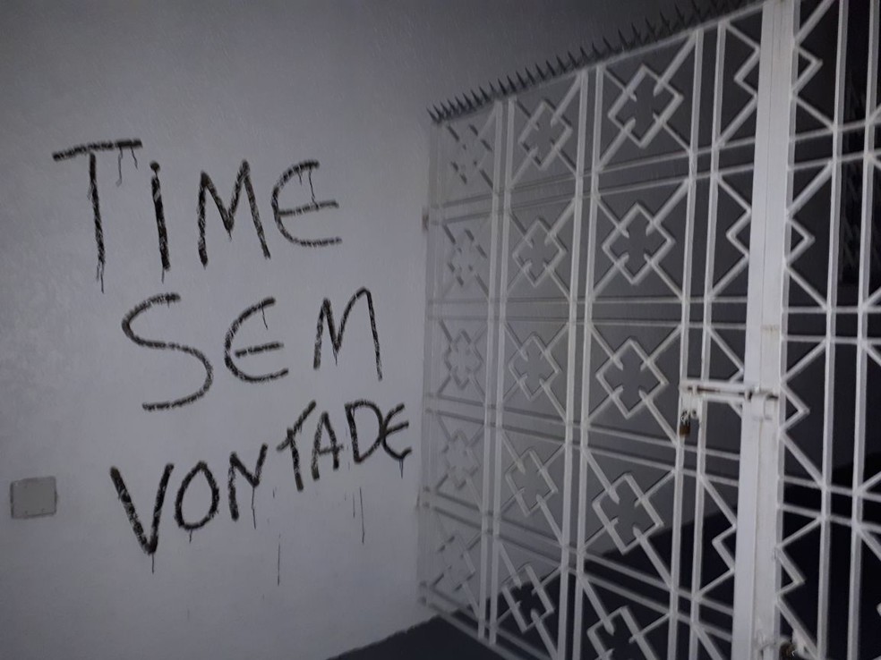 Subsede do Santos em SÃ£o Paulo foi pichada na noite de domingo (Foto: ReproduÃ§Ã£o)