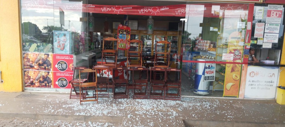 Vidro da loja de conveniência foi quebrado quando motorista, por pouco, não entrou no local — Foto: Corpo de Bombeiros/ Divulgação