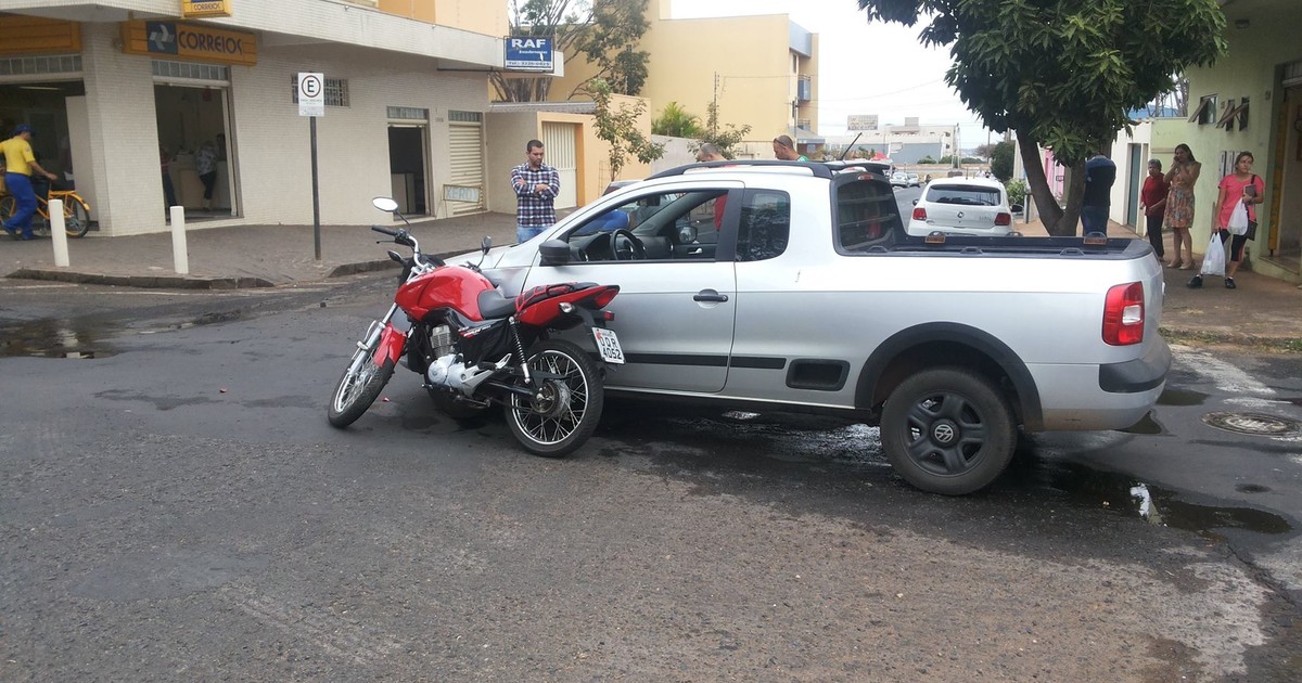 G1 Motorista Não Respeita Pare E Atinge Moto Em Cruzamento De Uberlândia Notícias Em 