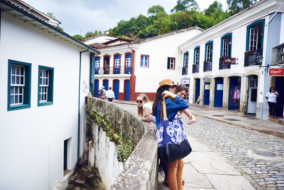 As meninas nas ruas de Ouro Preto (Foto: Ludovic Ismaël)