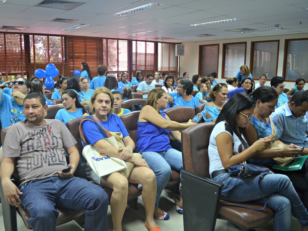 Familiares e portadores de Autismo durante a seção ordinária onde seria apresentado o projeto de lei (Foto: Aline Nascimento/G1)
