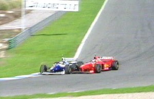 Michael Schumacher bate em Jacques Villeneuve na decisão da temporada de 1997 (Foto: Reprodução)