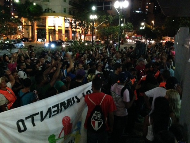 Protesto em frente à Câmara de São Paulo (Foto: Roney Domingos/G1)