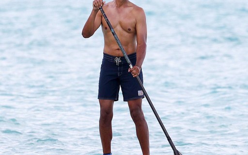 Sem camiseta, Barack Obama faz stand up paddle no Havaí