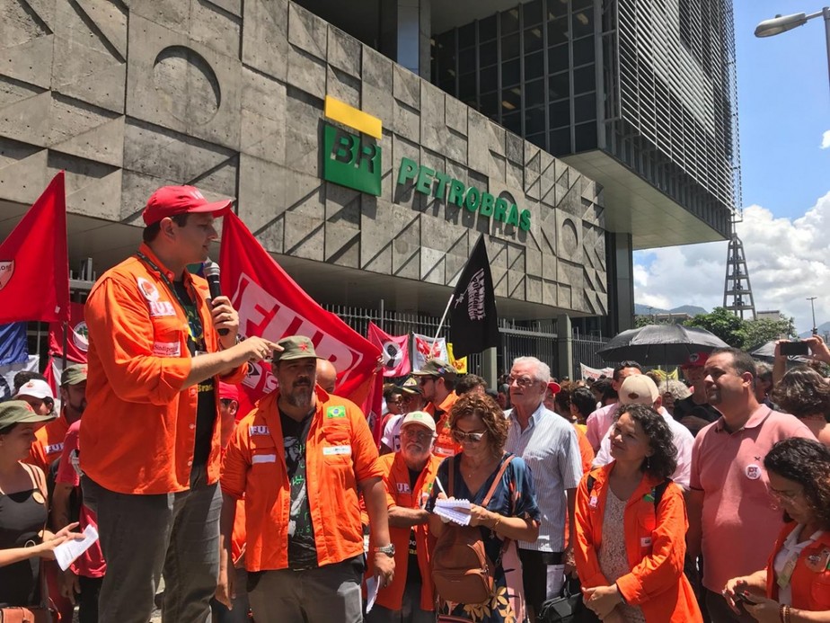 Petroleiros filiados a FUP se reúnem na frente da sede da Petrobras
