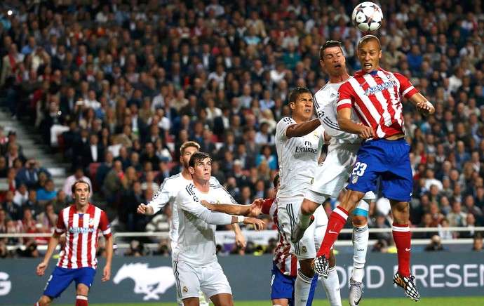 Miranda e Cristiano Ronaldo Real Madrid e Atlético de Madrid (Foto: Agência Reuters)