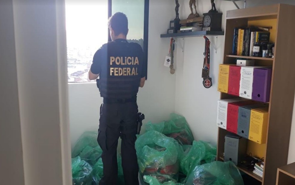 Equipes cumprem mandados de busca e apreensão e de prisão preventiva — Foto: PF/SE